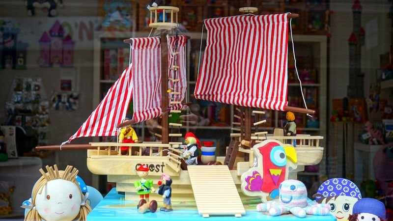 Symbolfoto: Schaufenster mit Spielzeug-Piratenschiff