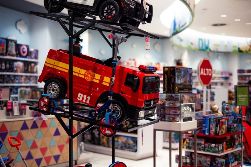 Symbolfoto: Spielzeugfahrzeuge im Laden