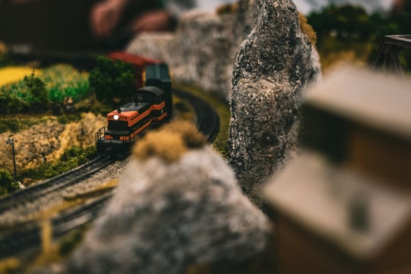 Symbolfoto: Modelleisenbahn bei Nacht